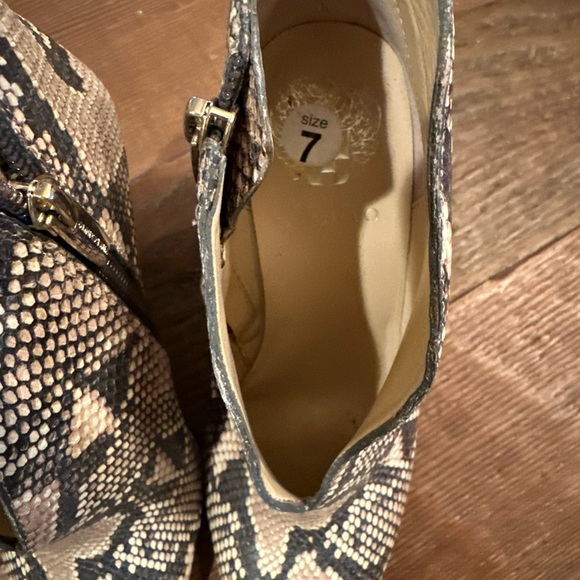 Vince Camuto Sestrinda Snake Print Pointed Toe Leather Heeled Ankle Booties Sz 7 - Picture 3 of 9